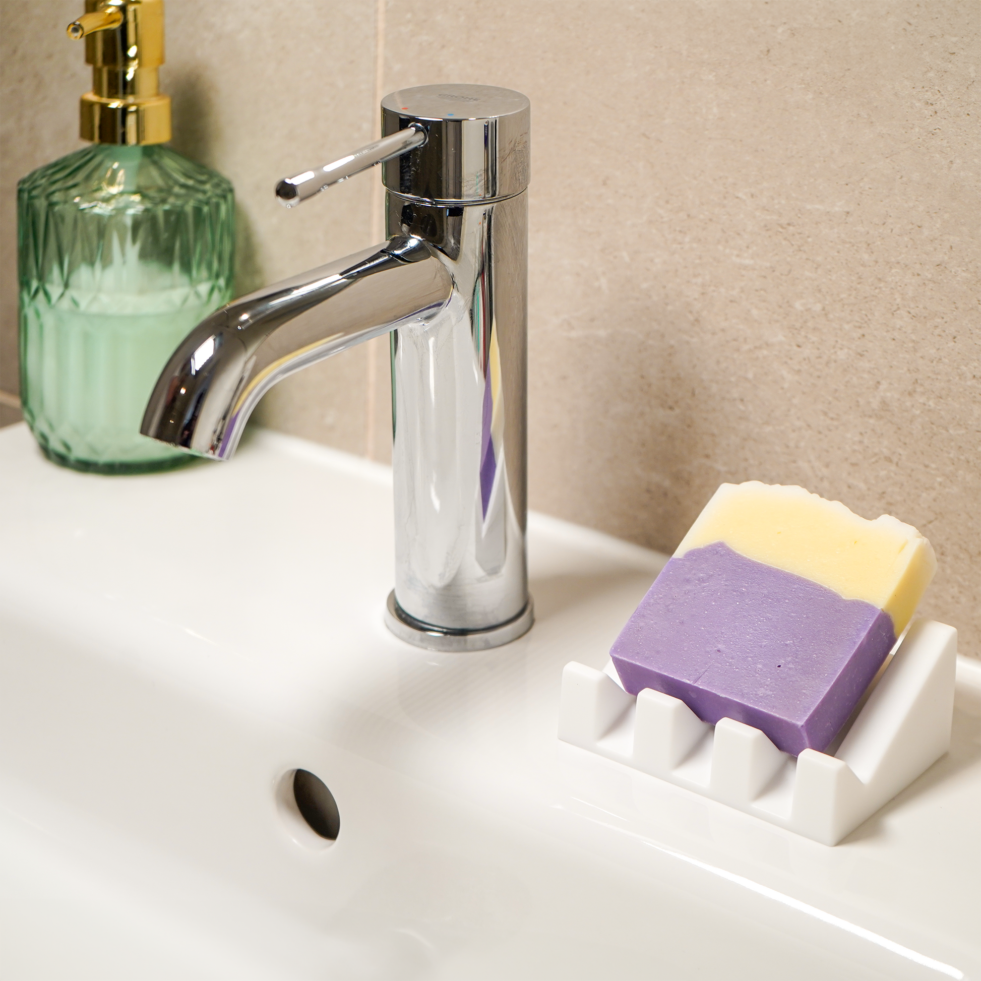 Natürliche Seife mit aromatischem Lavendel und Rosmarin, sanft und pflegend für alle Hauttypen.

