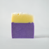 Aromatische Naturseife mit Lavendel und Rosmarin, handgemacht für entspannende Hautpflege.

