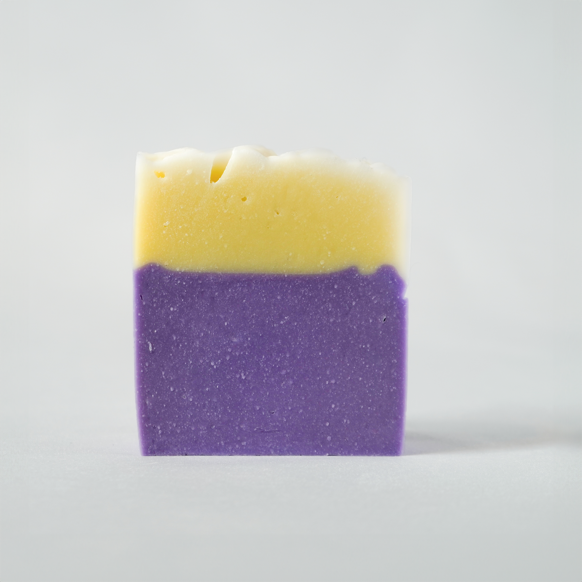 Aromatische Naturseife mit Lavendel und Rosmarin, handgemacht für entspannende Hautpflege.

