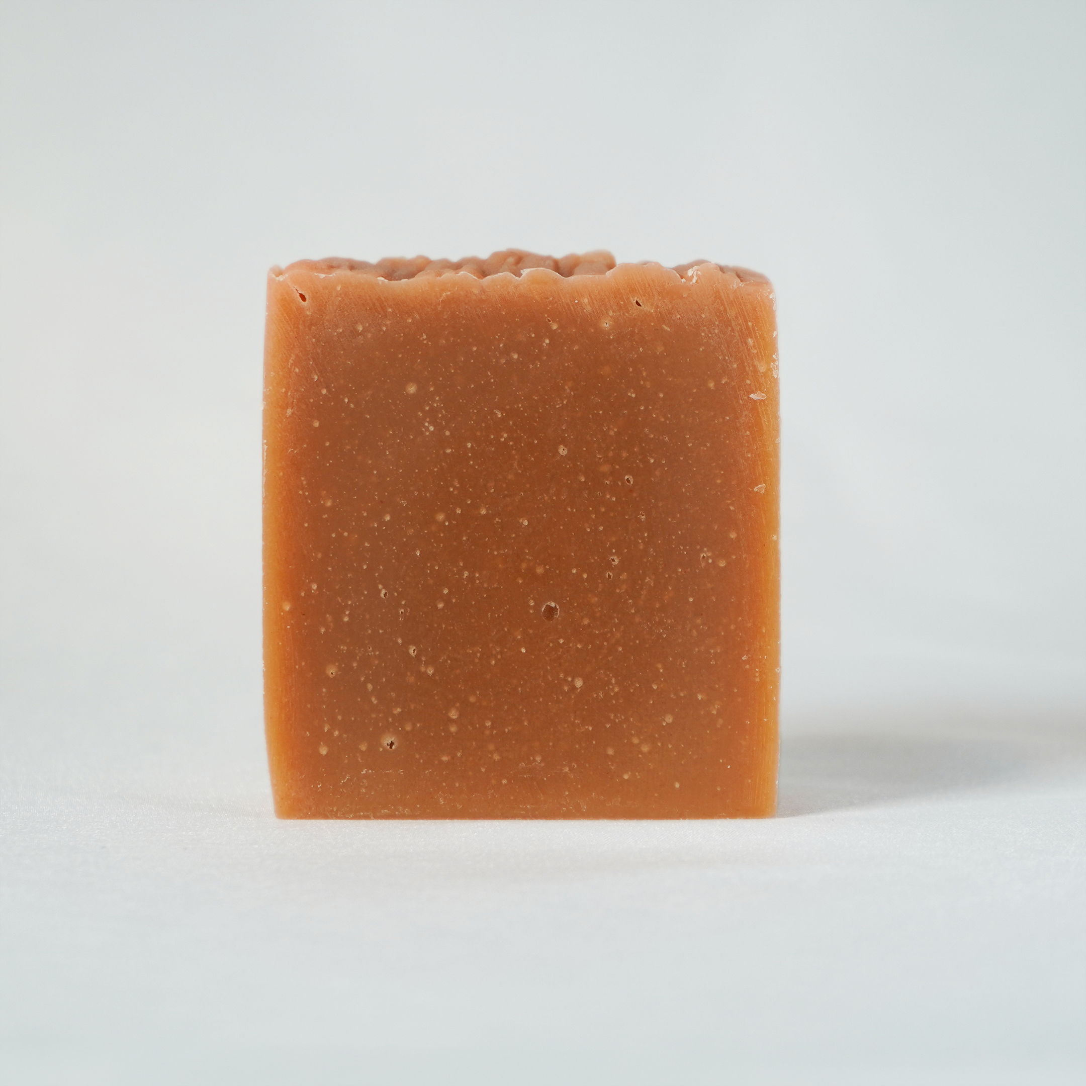 Naturseife mit holzigem Sandelholzduft, handgefertigt für intensive und natürliche Hautpflege.

