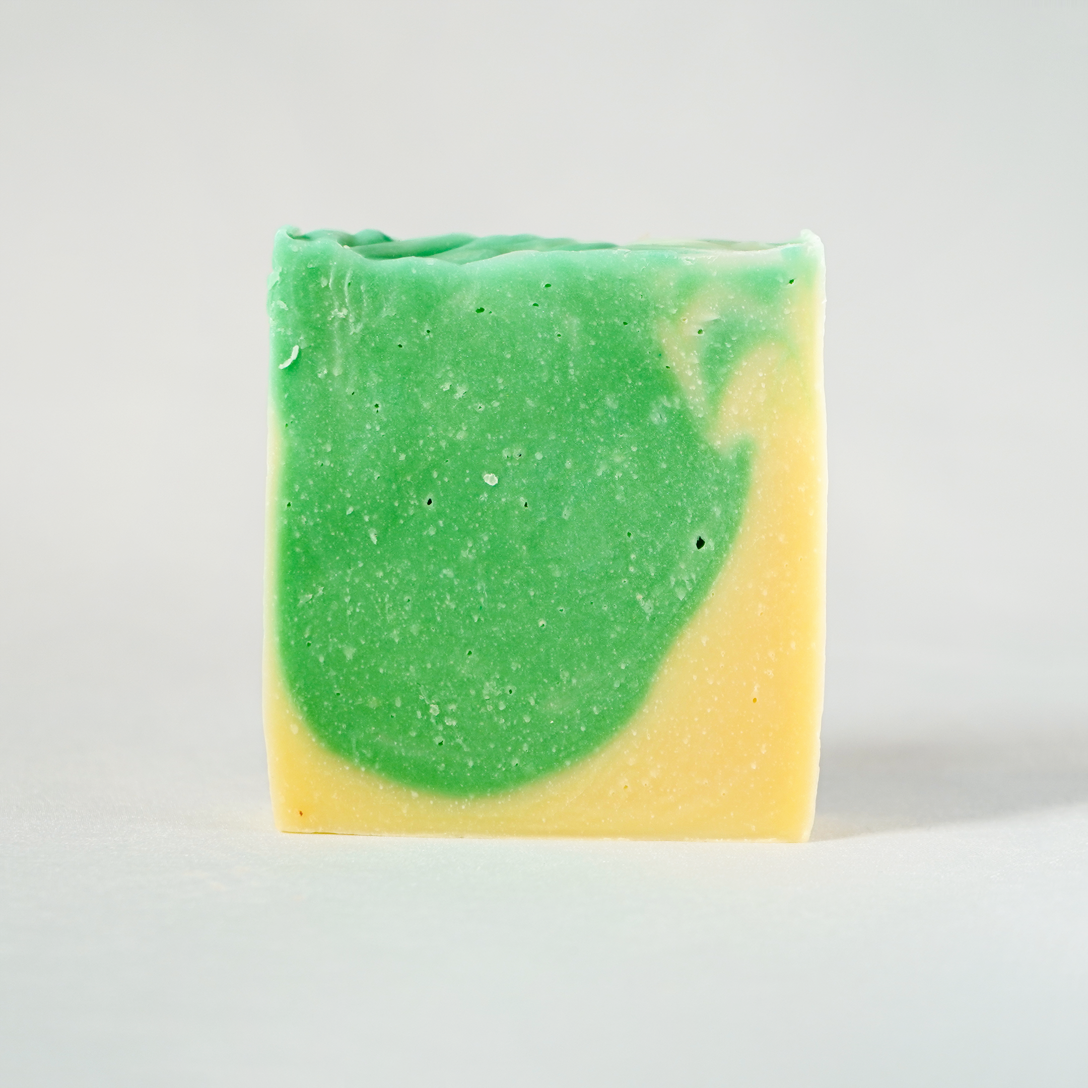 Erfrischende Naturseife mit Zitrone und Minze, handgemacht für belebende Hautpflege.

