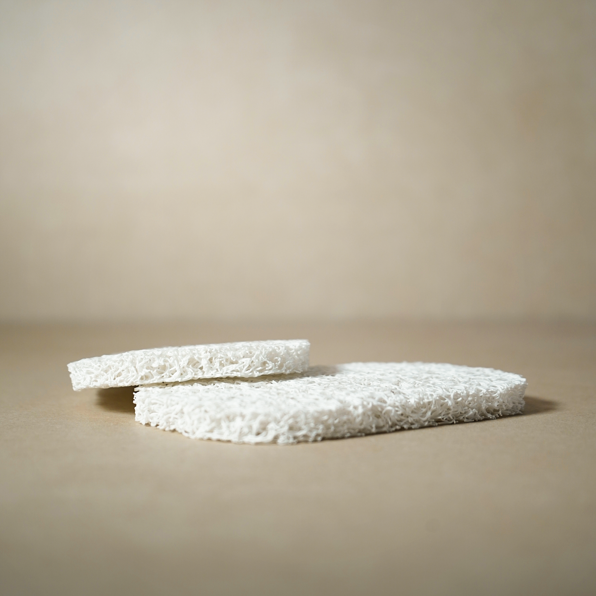 Weiße Ternos Seifenauflage mit Drainagesystem, stilvolles und praktisches Badzubehör für saubere Ablagefläche.