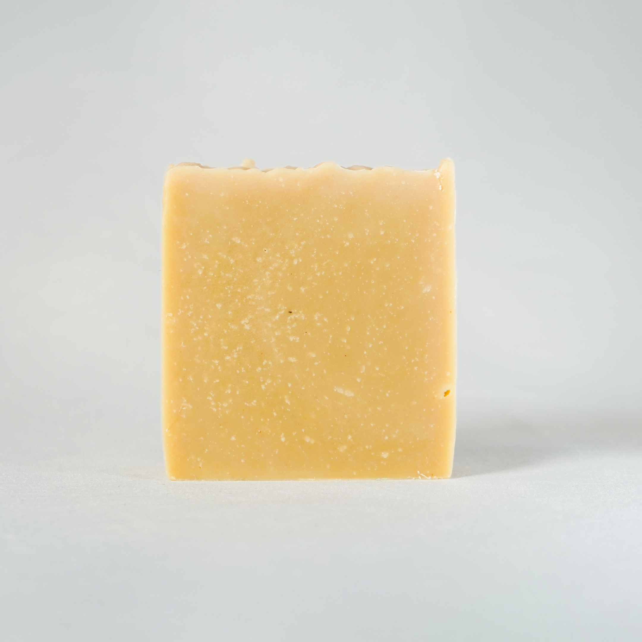 Männliche Naturseife mit herbem Zedernholzduft, handgemacht für kraftvolle Hautpflege.

